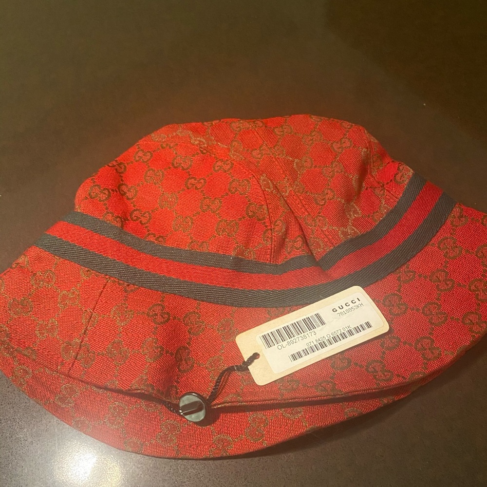 Gucci bucket hat with tags